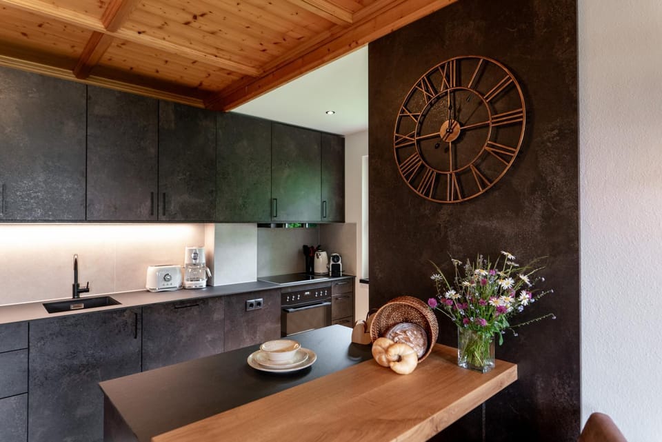 Kitchen or kitchenette, Dining area, minibar