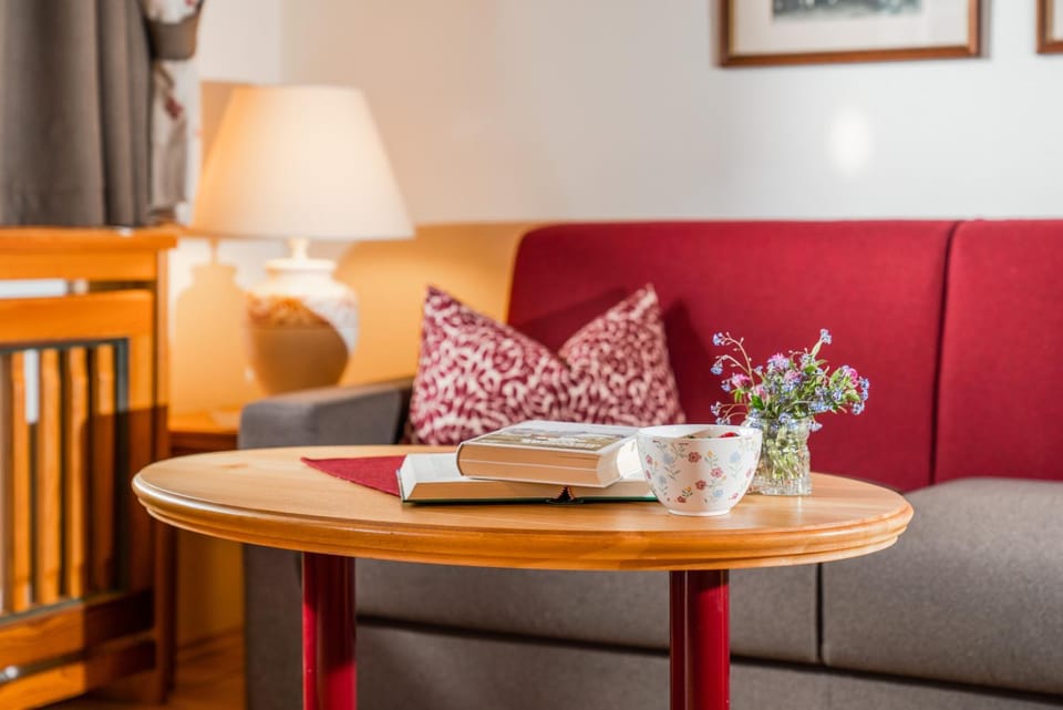 Living room, Decorative detail, Seating area