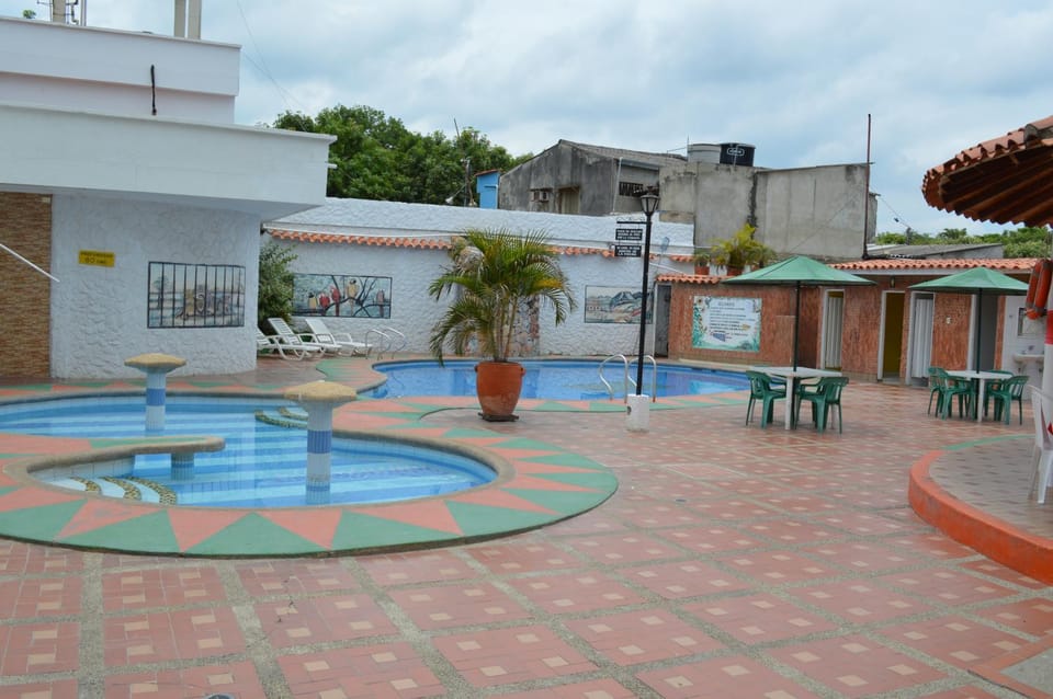 Day, Swimming pool