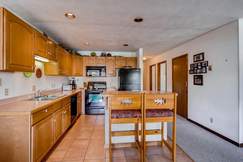 3 Br Unit With Fireplace & Mountain Views Condo Apartment in Colorado