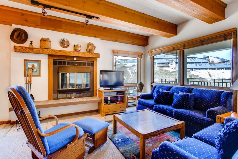 Large 2 Br With Open Floorplan Condo Apartment in Colorado