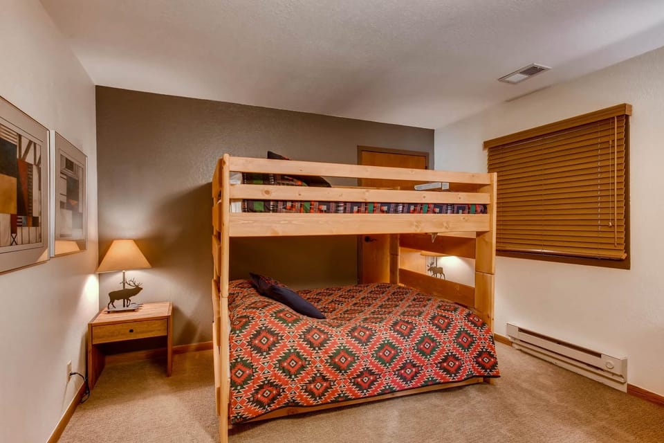 Cozy 2 Br Condo Sleeps 6 People Condo Apartment in Colorado