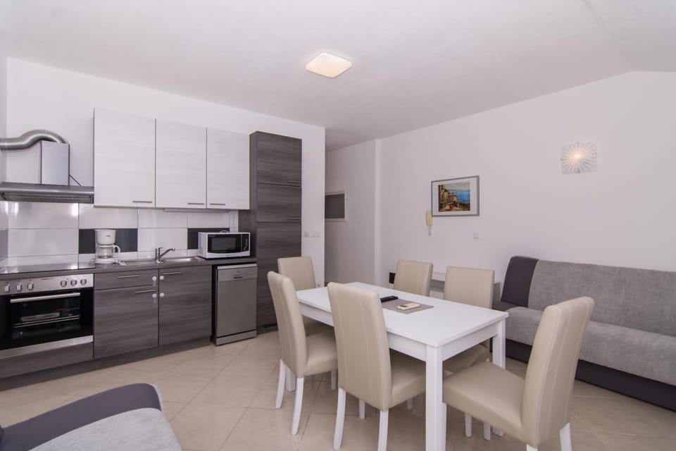 Kitchen or kitchenette, Living room, Seating area