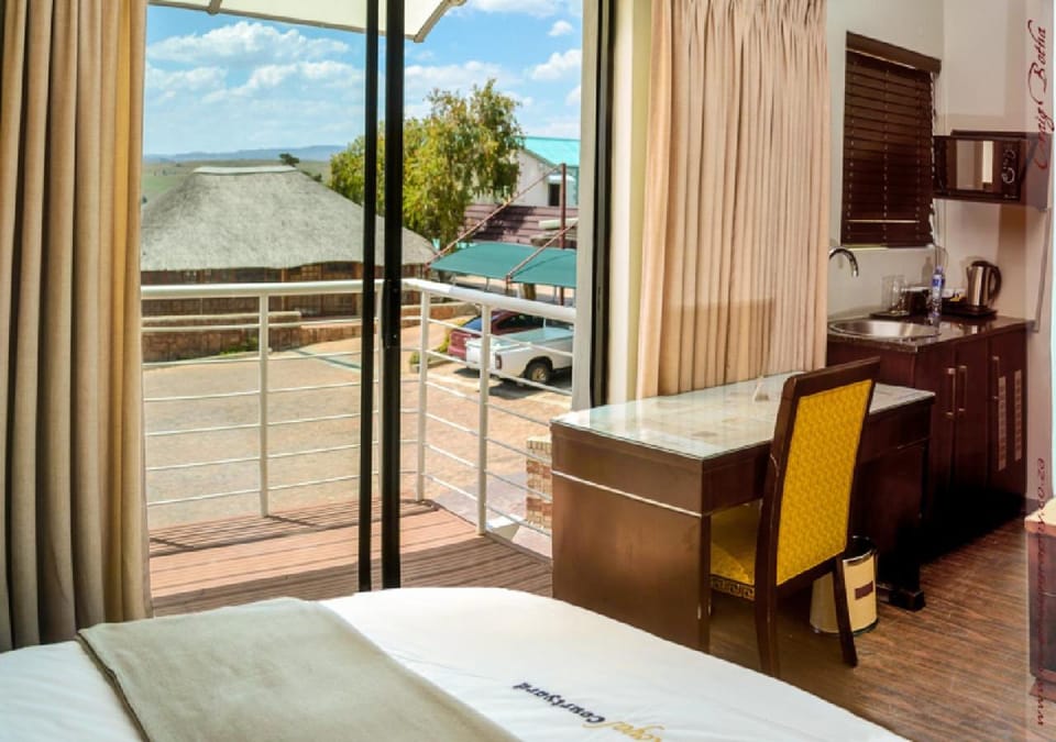 Bed, Coffee/tea facilities, View (from property/room), Balcony/Terrace, Kitchen or kitchenette, Bedroom, microwave
