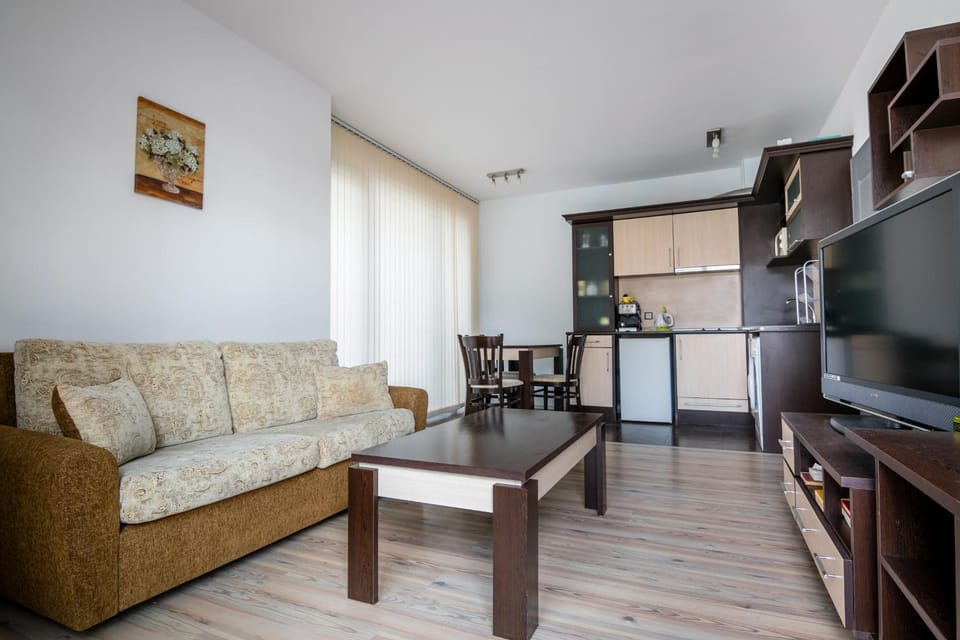 Coffee/tea facilities, Kitchen or kitchenette, Living room, Dining area