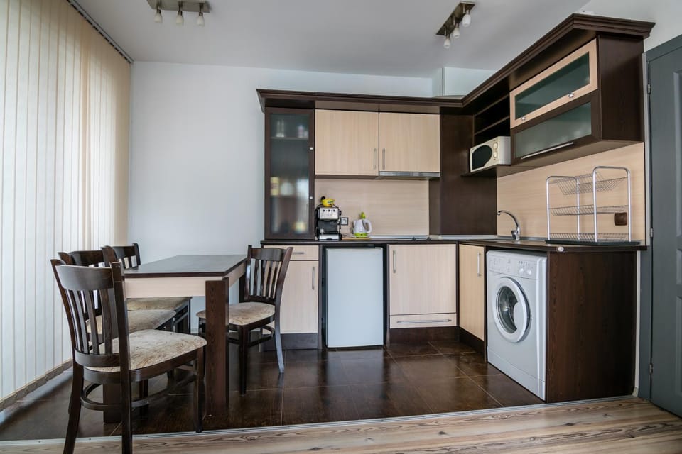 Coffee/tea facilities, Kitchen or kitchenette, Living room, Dining area