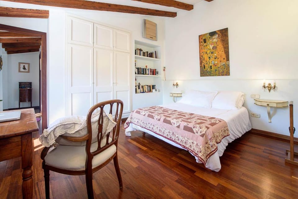 Bed, Library, Photo of the whole room, Bedroom, hair dresser, wardrobe