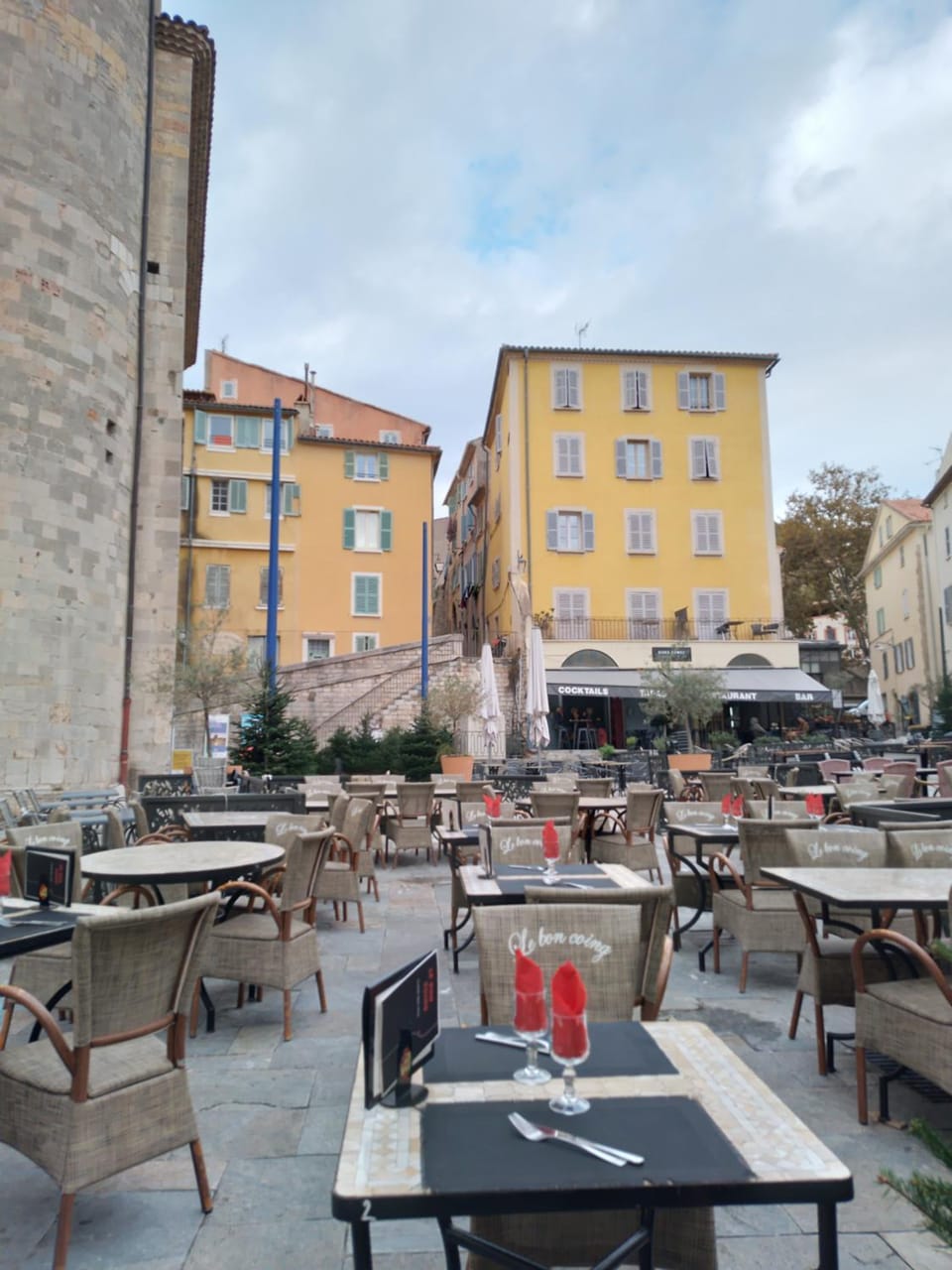Restaurant/places to eat, Location