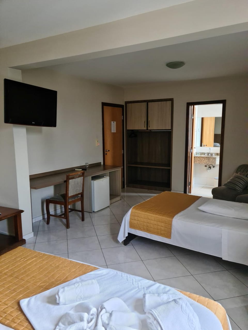 Bed, TV and multimedia, Photo of the whole room, Bedroom