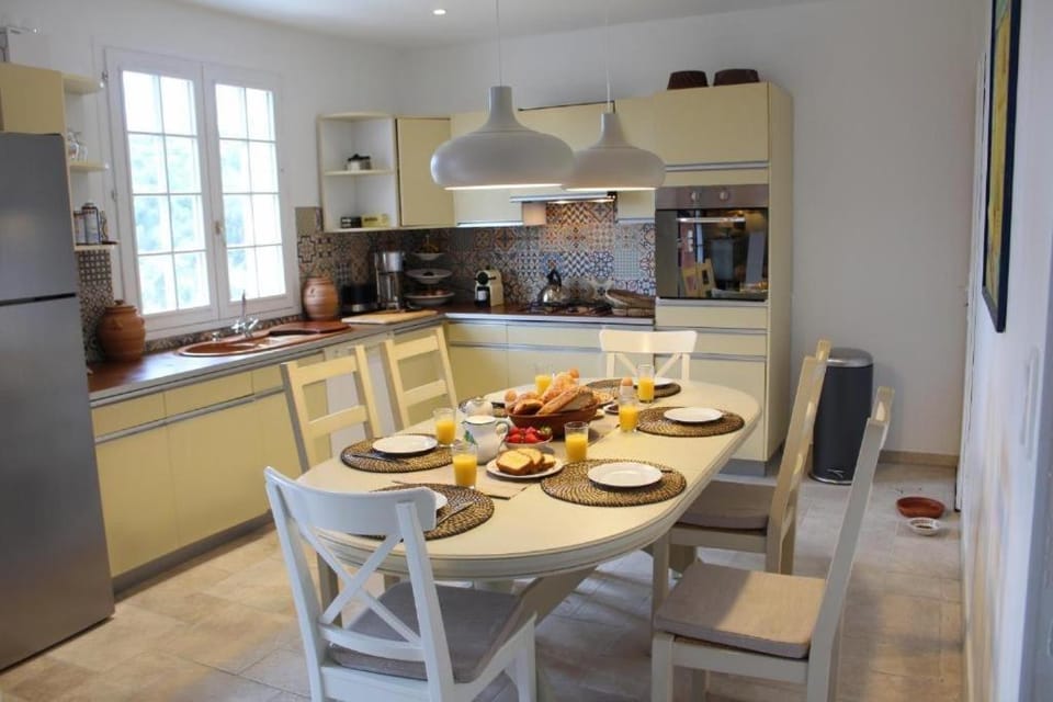 Dining area, kitchen