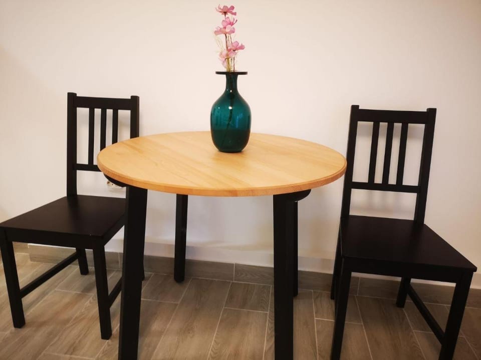 Photo of the whole room, Seating area, Dining area