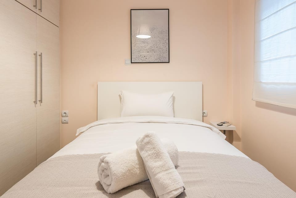 Bed, Bedroom, towels