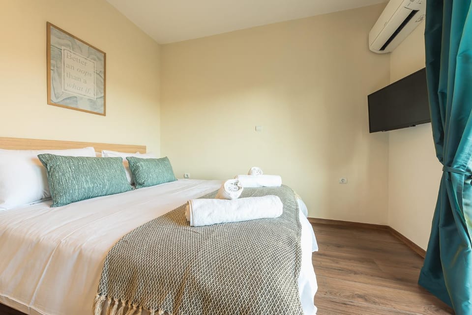 Bed, TV and multimedia, Bedroom, towels, air conditioner