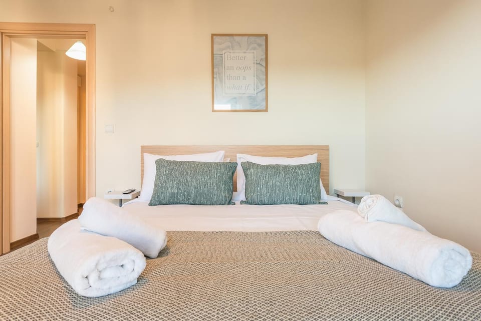 Bed, Bedroom, towels