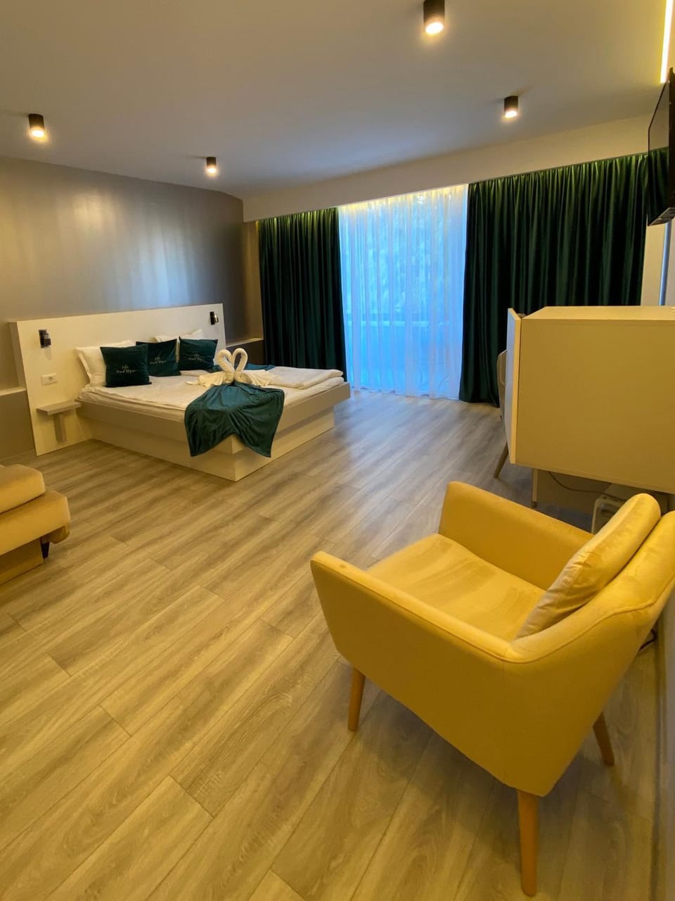 Bed, TV and multimedia, Bedroom