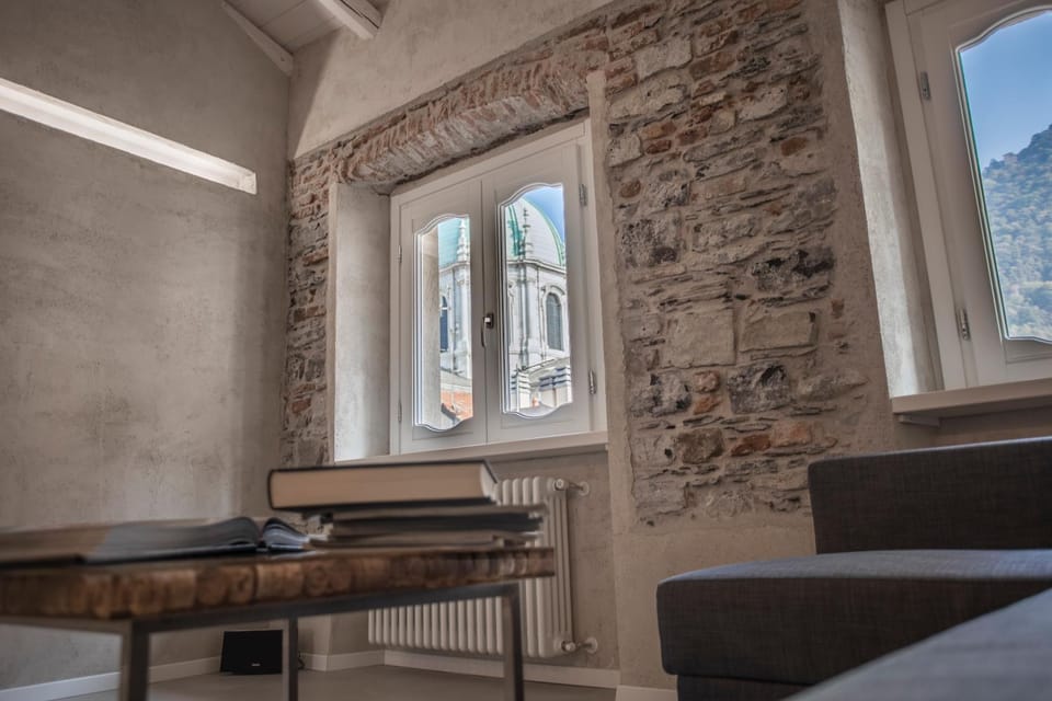 Property building, Nearby landmark, Living room, City view, Landmark view, Mountain view, Quiet street view