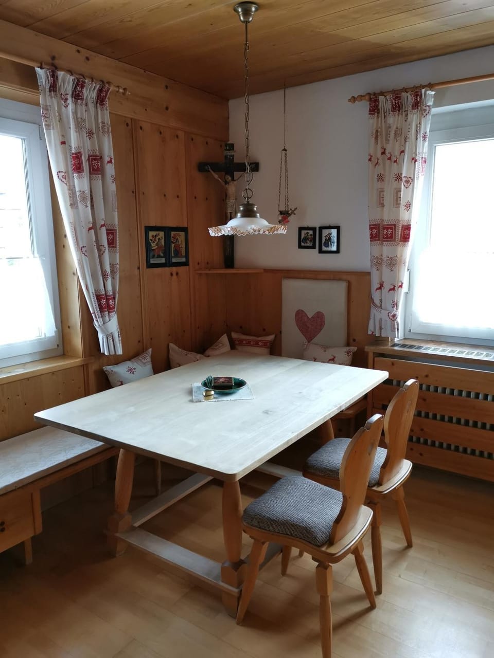 Kitchen or kitchenette, Seating area