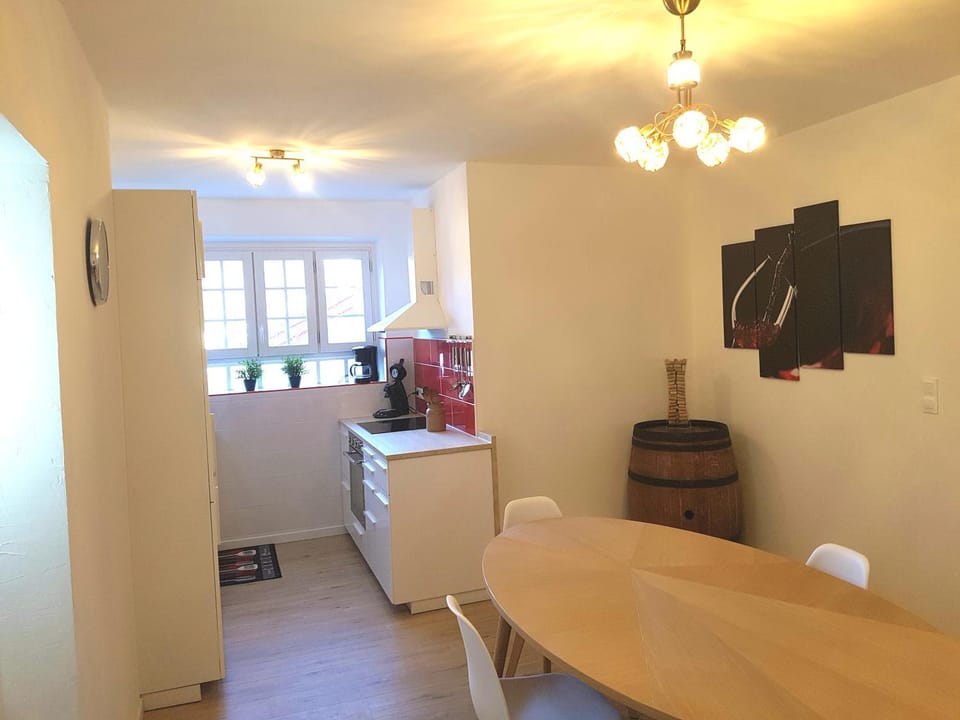 Kitchen or kitchenette, Dining area