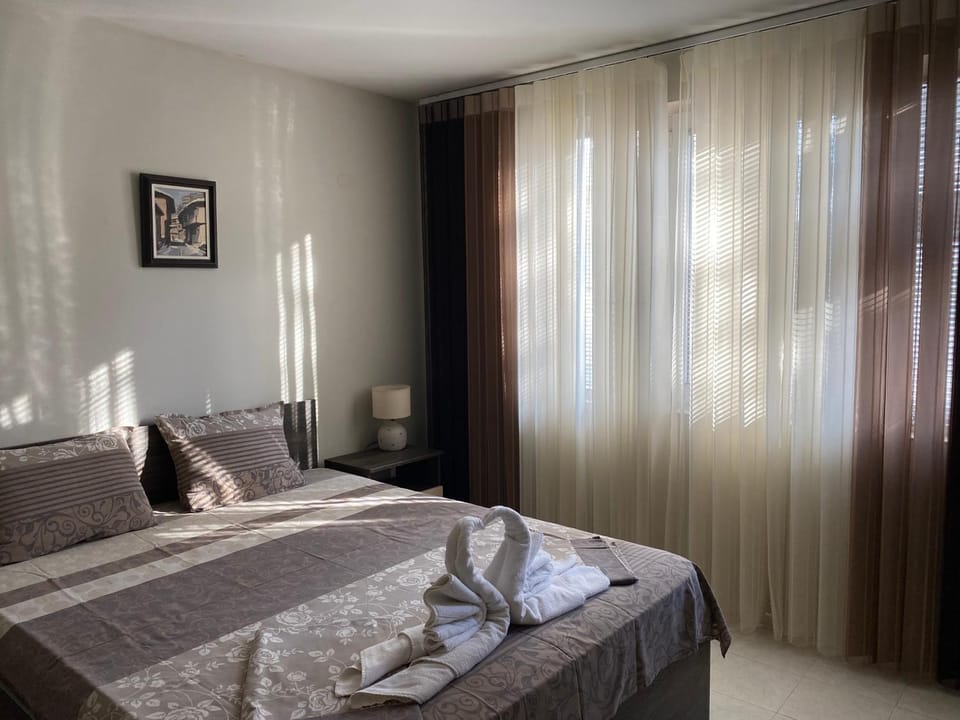 Bedroom, towels