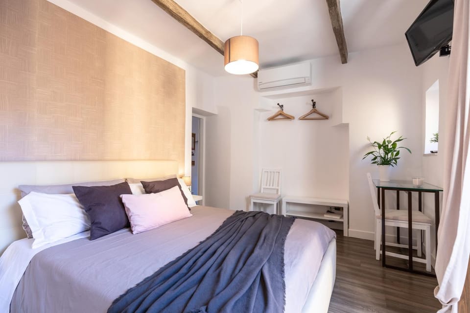 Bed, group of guests