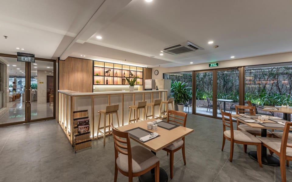 Restaurant/places to eat, Lounge or bar, Food and drinks, Food, Drinks