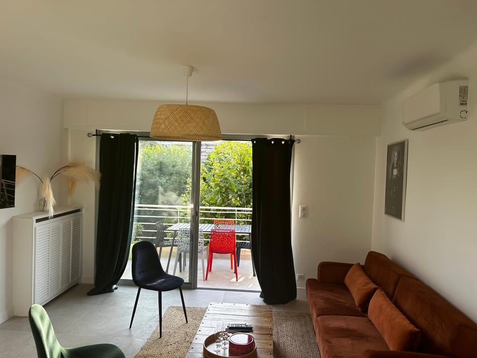 Modern cosy two bedrooms in Cannes , large terrace, 5 minutes from Croisette Apartment in Cannes