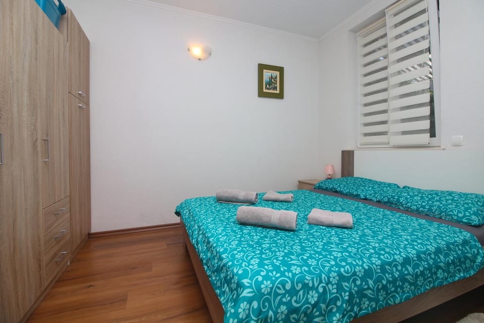 Bedroom, towels
