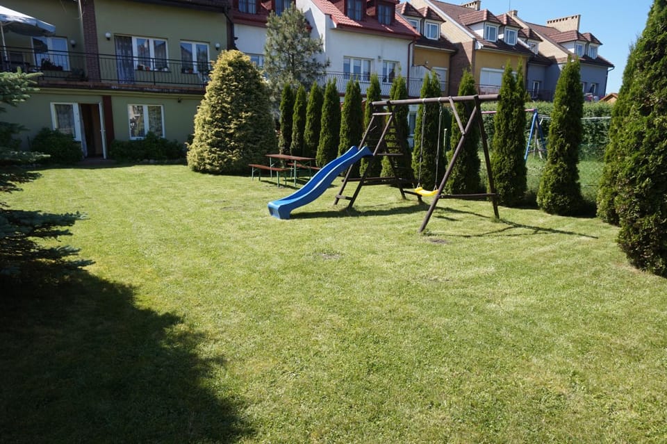Property building, Communal lounge/ TV room, Day, Natural landscape, Summer, Children play ground, Garden, Garden, Evening entertainment, Garden view, Garden view, Entertainment, Time of day