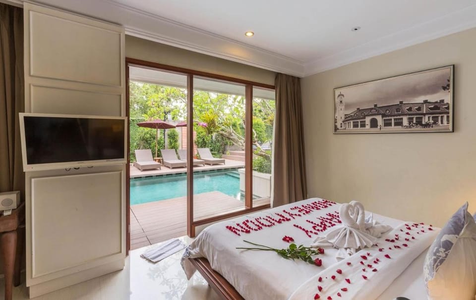 Bed, TV and multimedia, Bedroom, Pool view, Swimming pool