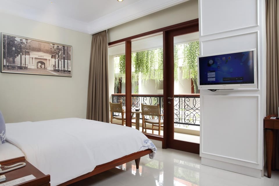 Bed, TV and multimedia, Seating area