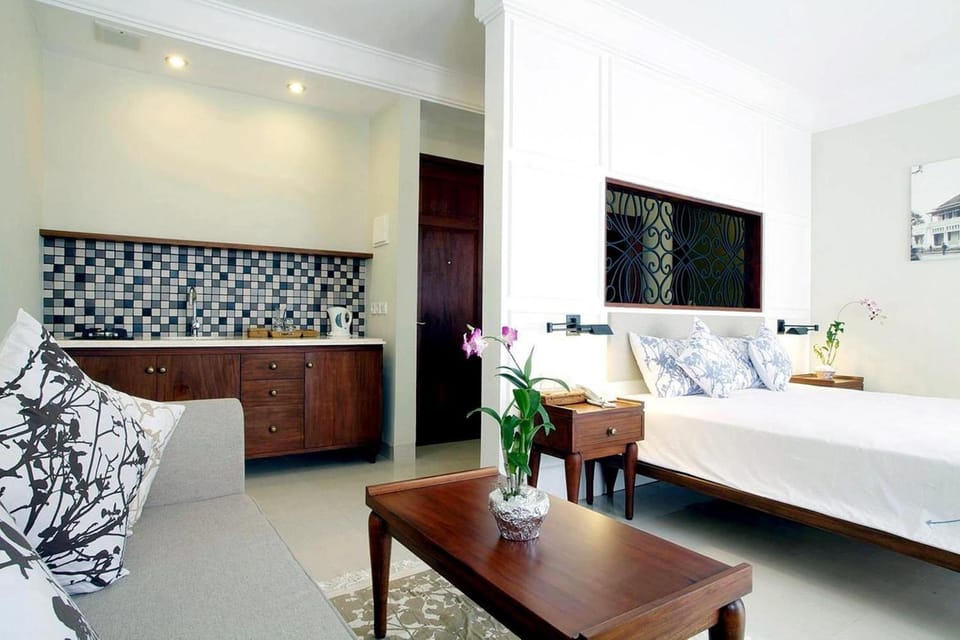 Coffee/tea facilities, Kitchen or kitchenette, Seating area, Bedroom