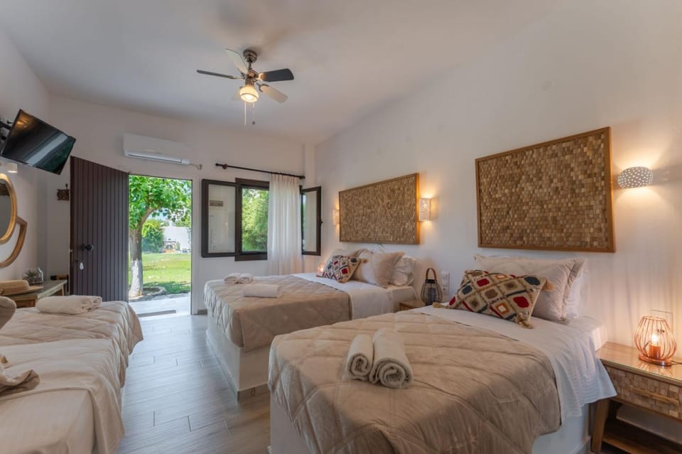 Bed, TV and multimedia, Photo of the whole room, Bedroom, towels