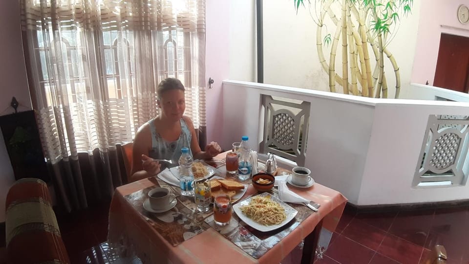 People, Food and drinks, Dining area, Food, Drinks, group of guests