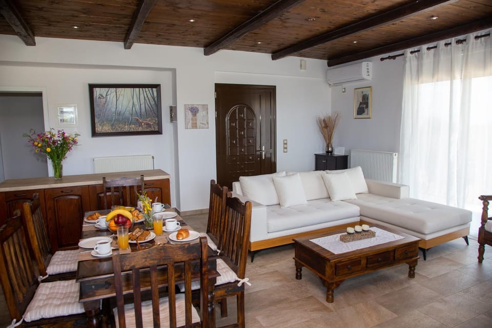 TV and multimedia, Living room, Food and drinks, Seating area, Dining area, Food, air conditioner