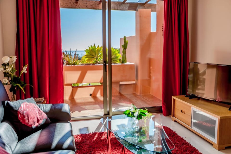 Seaview Luxury Penthouse Apartment 24 hour security and Underground Parking Apartment in Costa del Sol
