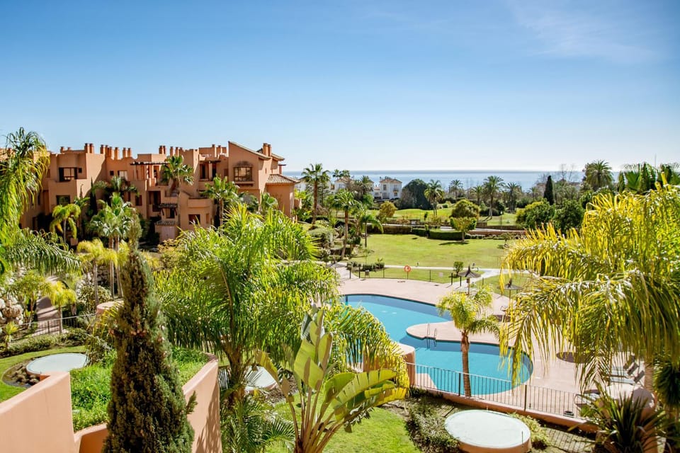 Seaview Luxury Penthouse Apartment 24 hour security and Underground Parking Apartment in Costa del Sol