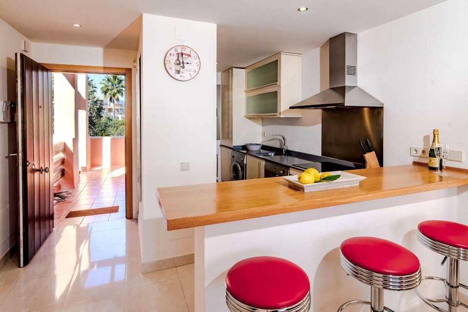 Seaview Luxury Penthouse Apartment 24 hour security and Underground Parking Apartment in Costa del Sol