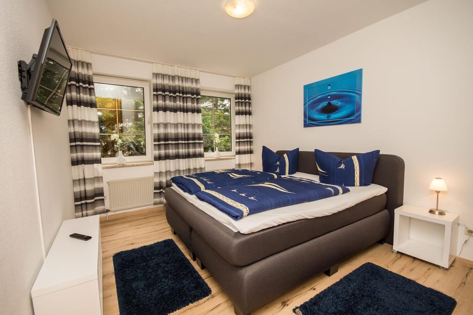 Bed, TV and multimedia, Bedroom