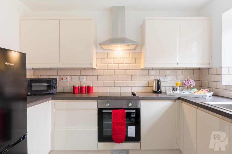 Coffee/tea facilities, Kitchen or kitchenette, microwave, oven, stove, toaster, washing machine