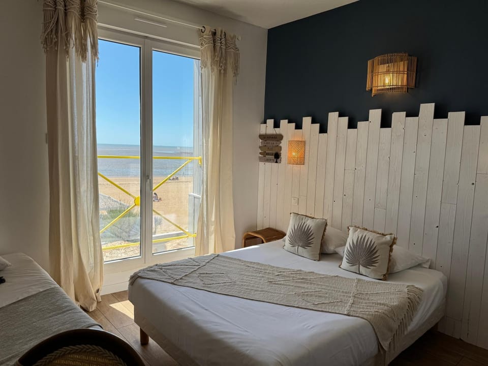 Bed, Photo of the whole room, Bedroom, Sea view