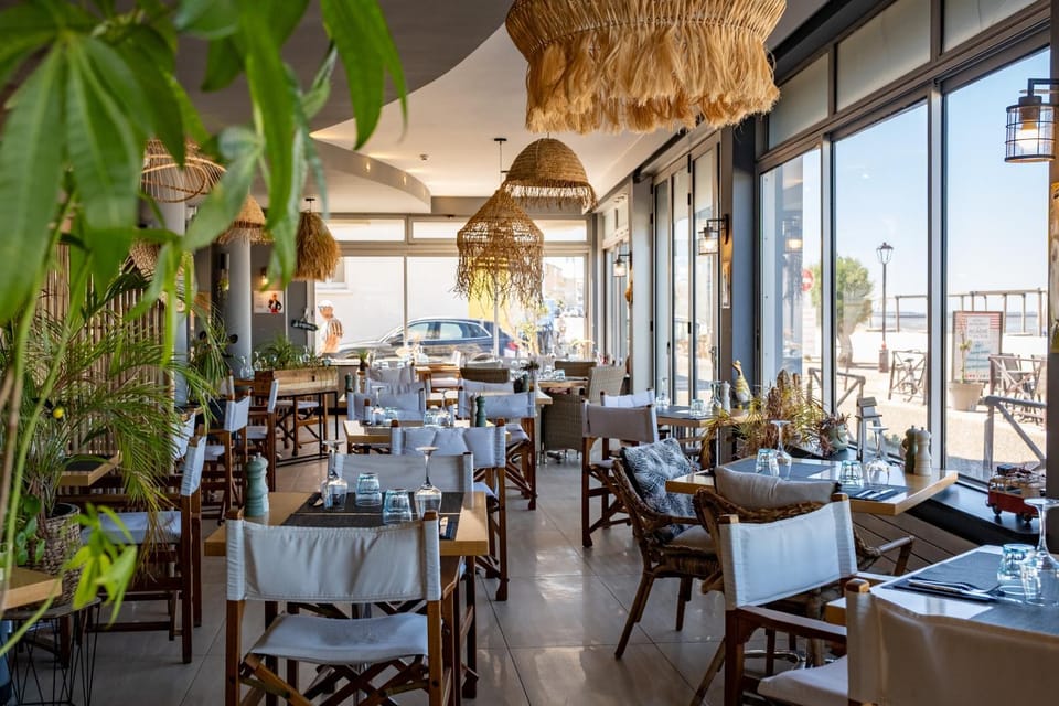 Restaurant/places to eat, Food and drinks, Banquet/Function facilities, Food