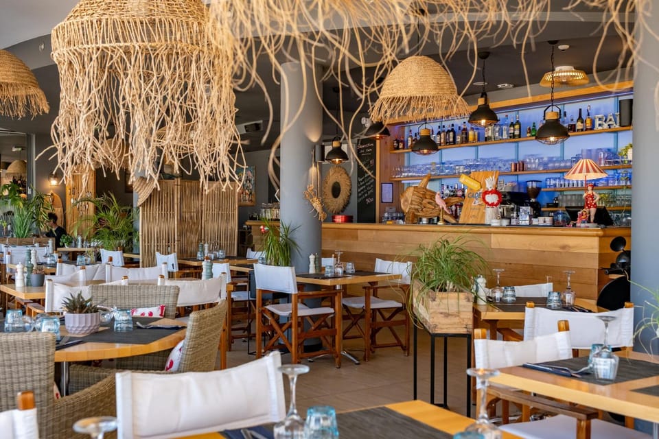 Restaurant/places to eat, Lounge or bar, Banquet/Function facilities, Drinks