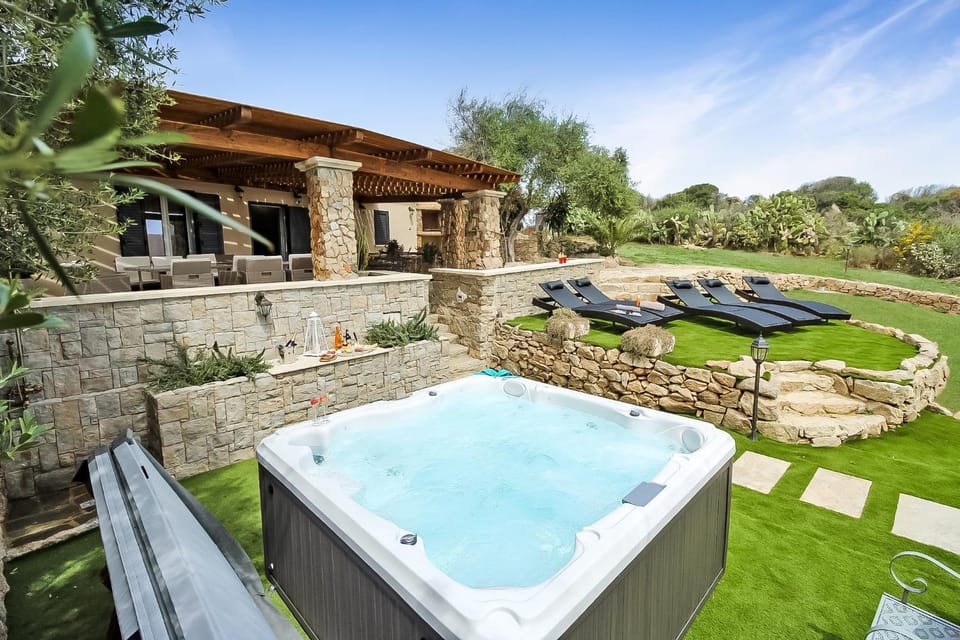 Property building, Natural landscape, Garden, Hot Tub, Garden view, sunbed