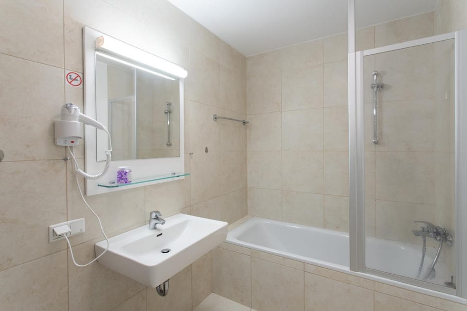 Shower, Bathroom, towels