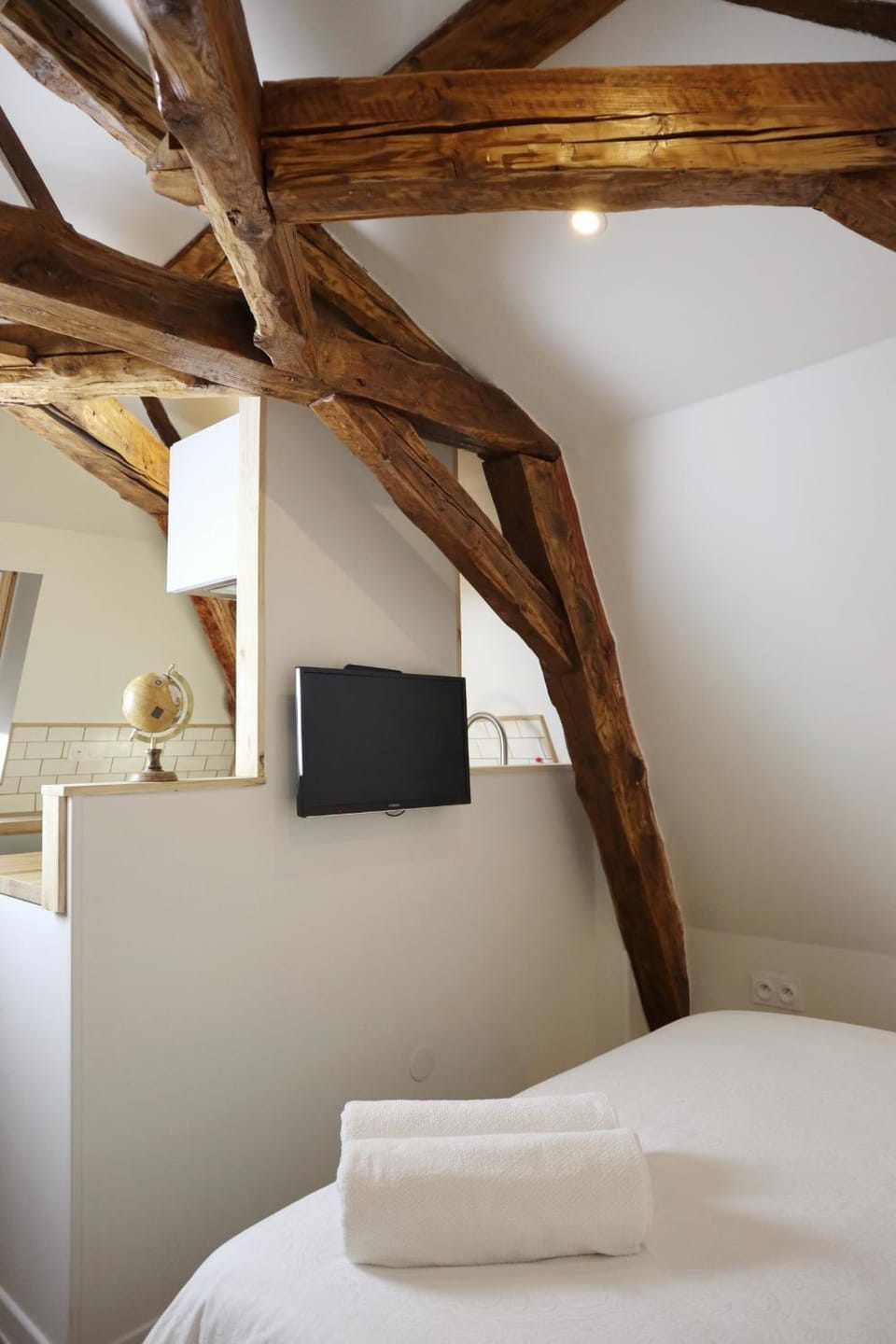 Bed, TV and multimedia, Bedroom