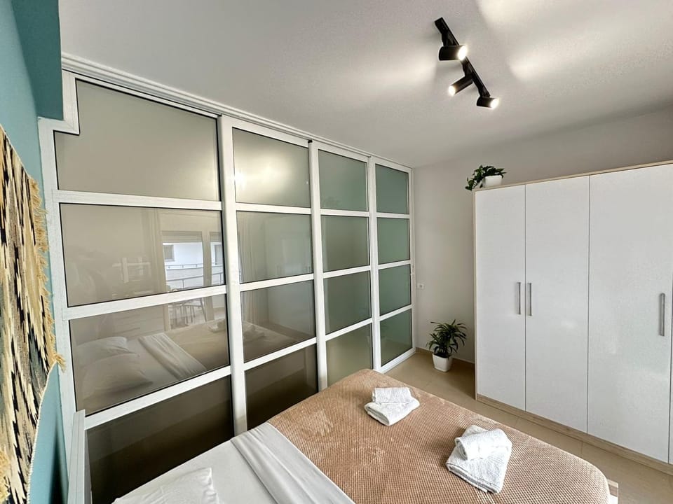 Bed, Bedroom, towels