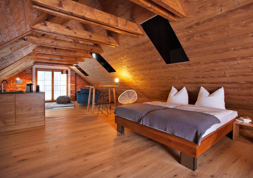 TV and multimedia, Living room, Decorative detail, Bedroom, Mountain view