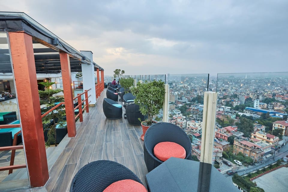 Lounge or bar, City view