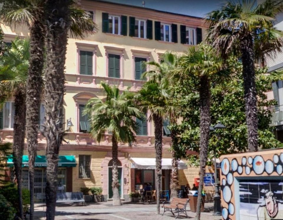 Facade/entrance, Neighbourhood