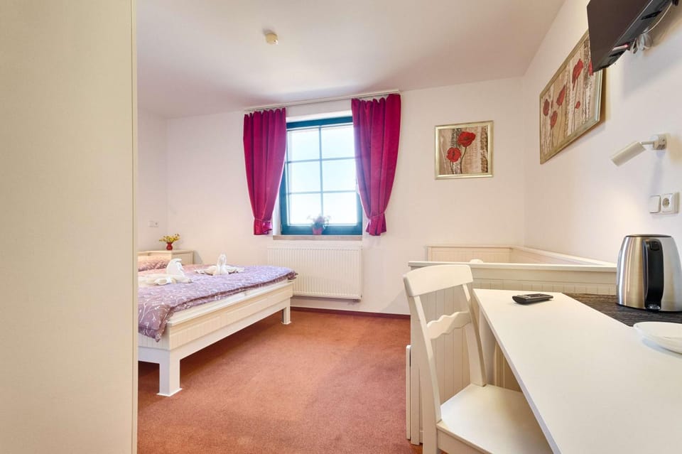 Bed, TV and multimedia, Coffee/tea facilities, Photo of the whole room, Bedroom